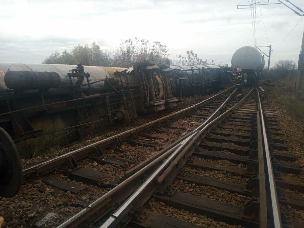 Un tren a deraiat la Arad. Două vagoane-cisternă în care se află carburanţi s-au răsturnat | FOTO - Imaginea 2