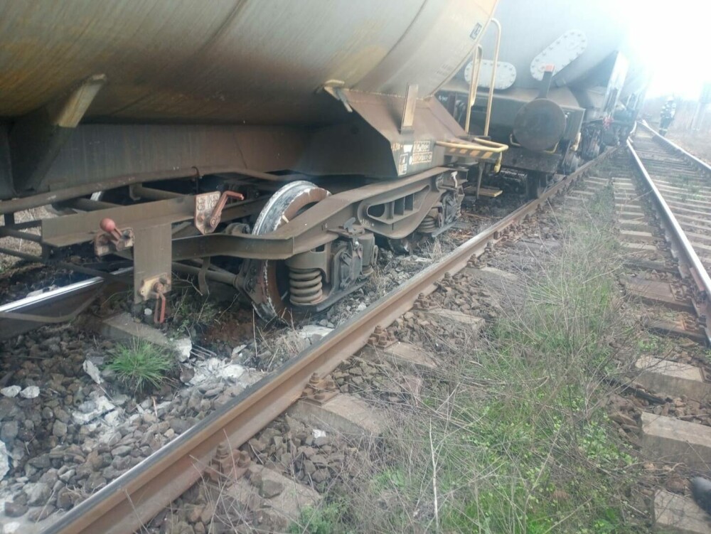 Un tren a deraiat la Arad. Două vagoane-cisternă în care se află carburanţi s-au răsturnat | FOTO - Imaginea 3