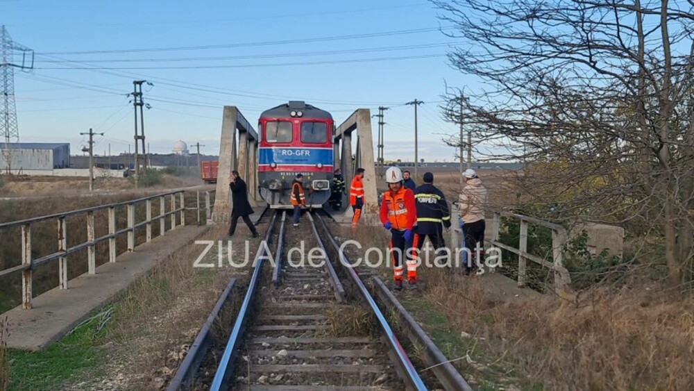 O maşină a fost lovită de tren pe podul care traversează DN2. Șoferul a rămas încarcerat | FOTO - Imaginea 3