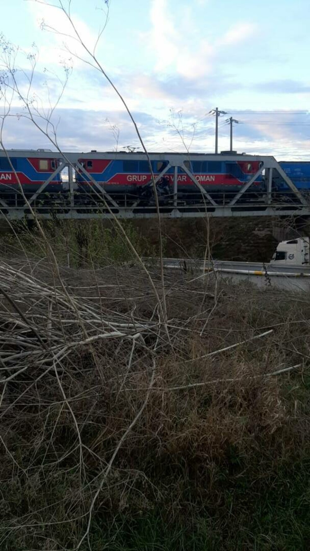 O maşină a fost lovită de tren pe podul care traversează DN2. Șoferul a rămas încarcerat | FOTO - Imaginea 4