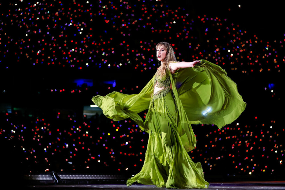 Taylor Swift, apariție elegantă la premiera celui mai recent film al Emmei Stone. Ce ținută a purtat pe covorul roșu | FOTO - Imaginea 18