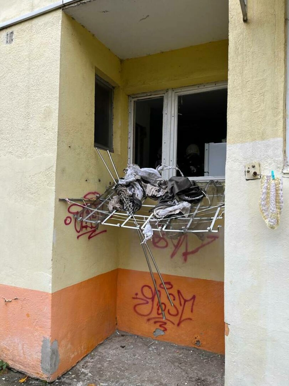 Explozie la parterul unei case din Sibiu. O femeie de 86 de ani a fost rănită | FOTO - Imaginea 1