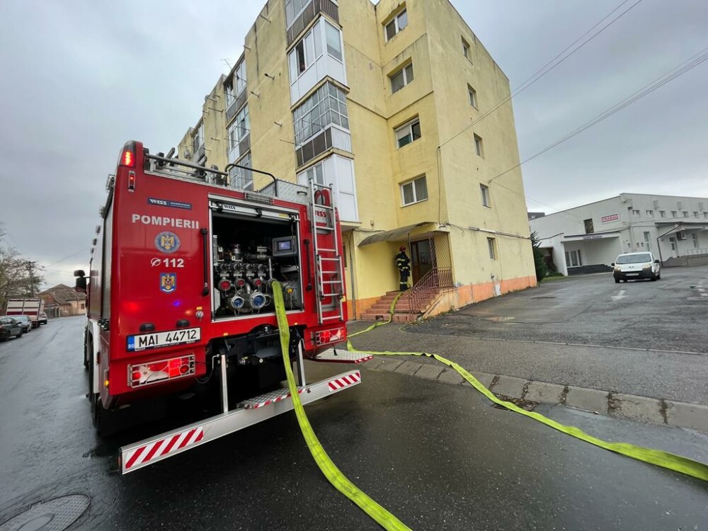 Explozie la parterul unei case din Sibiu. O femeie de 86 de ani a fost rănită | FOTO - Imaginea 2