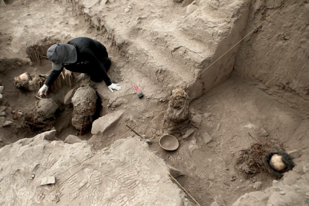 Arheologii din Peru au descoperit mumii ale unor copii, cu o vechime de peste 1.000 de ani. GALERIE FOTO - Imaginea 11