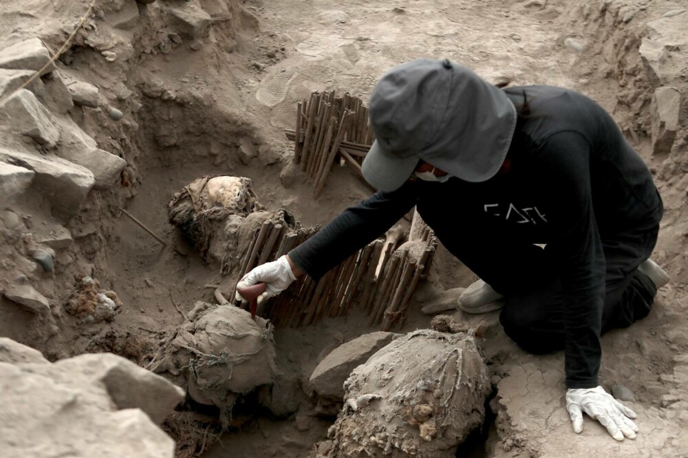 Arheologii din Peru au descoperit mumii ale unor copii, cu o vechime de peste 1.000 de ani. GALERIE FOTO - Imaginea 2