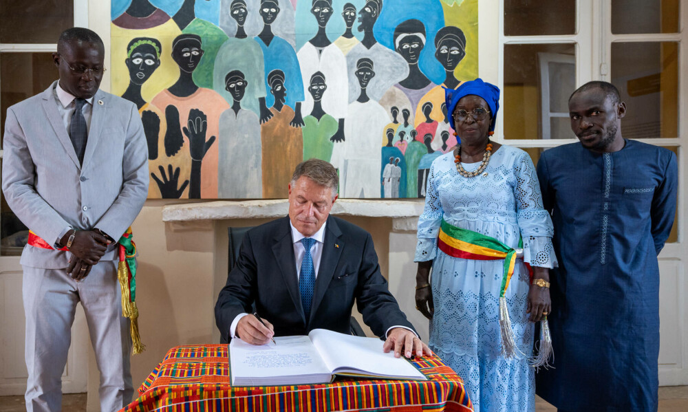 GALERIE FOTO. Klaus Iohannis a vizitat Casa Sclavilor din Senegal, muzeu în care au pășit și Barack Obama sau Nelson Mandela - Imaginea 4