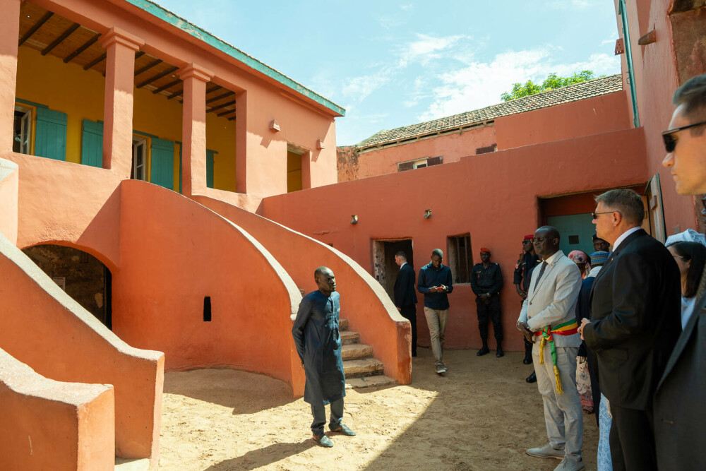 GALERIE FOTO. Klaus Iohannis a vizitat Casa Sclavilor din Senegal, muzeu în care au pășit și Barack Obama sau Nelson Mandela - Imaginea 5