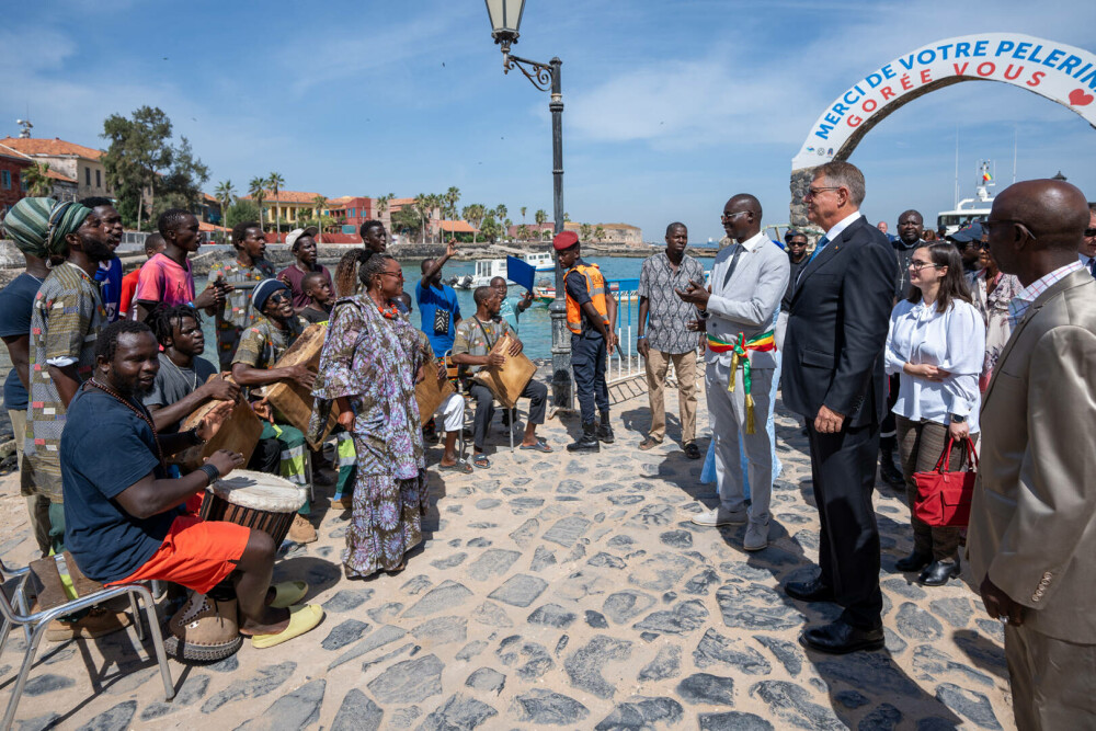GALERIE FOTO. Klaus Iohannis a vizitat Casa Sclavilor din Senegal, muzeu în care au pășit și Barack Obama sau Nelson Mandela - Imaginea 6
