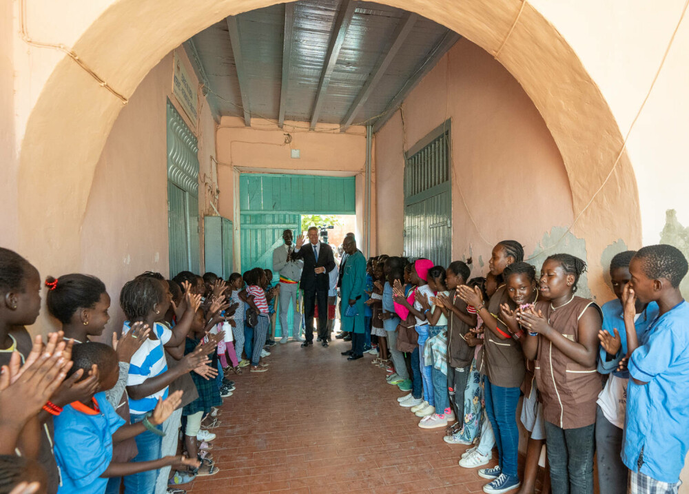 GALERIE FOTO. Klaus Iohannis a vizitat Casa Sclavilor din Senegal, muzeu în care au pășit și Barack Obama sau Nelson Mandela - Imaginea 7