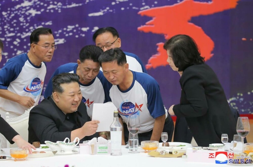 Kim Jong Un a dat un banchet somptuos ca să celebreze lansarea satelitului de spionaj. Au purtat tricouri cu „NATA”. FOTO - Imaginea 1