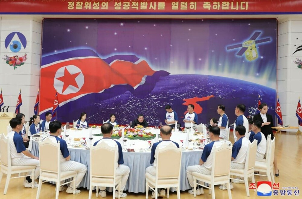 Kim Jong Un a dat un banchet somptuos ca să celebreze lansarea satelitului de spionaj. Au purtat tricouri cu „NATA”. FOTO - Imaginea 3