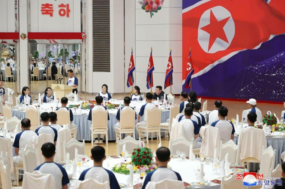Kim Jong Un a dat un banchet somptuos ca să celebreze lansarea satelitului de spionaj. Au purtat tricouri cu „NATA”. FOTO - Imaginea 4