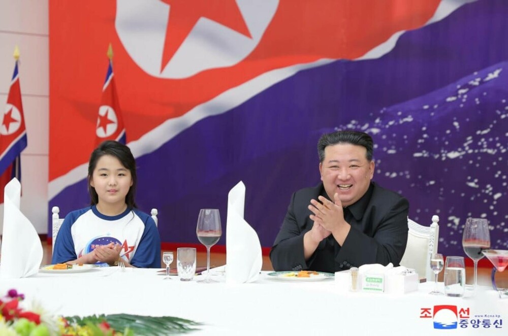 Kim Jong Un a dat un banchet somptuos ca să celebreze lansarea satelitului de spionaj. Au purtat tricouri cu „NATA”. FOTO - Imaginea 5