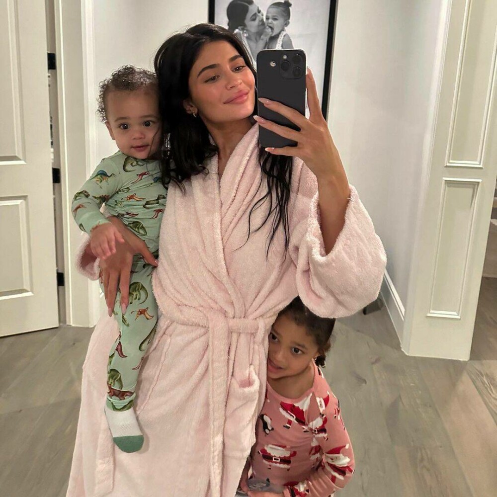 Kylie Jenner, fotografie emoționantă alături de cei doi copii ai săi. Imaginea a devenit virală - Imaginea 7