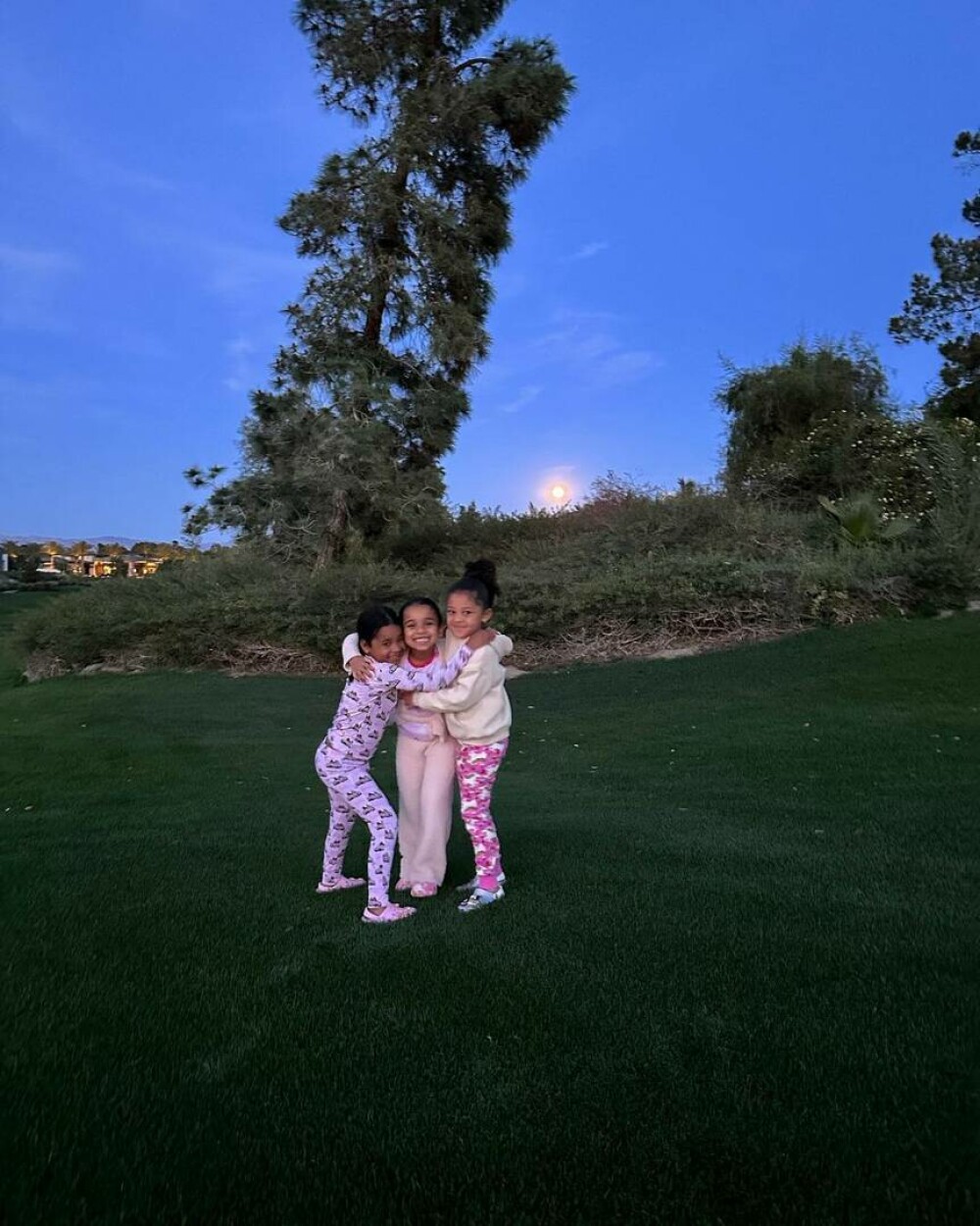 Kylie Jenner, fotografie emoționantă alături de cei doi copii ai săi. Imaginea a devenit virală - Imaginea 14