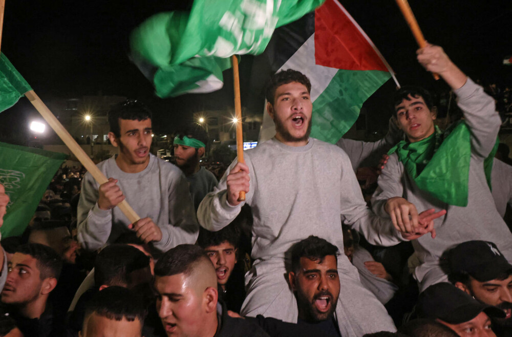 Prizonierii palestinieni eliberaţi au fost sărbătoriţi la întoarcerea în Cisiordania. Printre ei se află 24 de femei - Imaginea 4