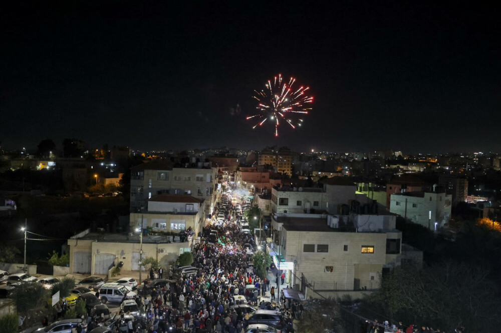 Prizonierii palestinieni eliberaţi au fost sărbătoriţi la întoarcerea în Cisiordania. Printre ei se află 24 de femei - Imaginea 7