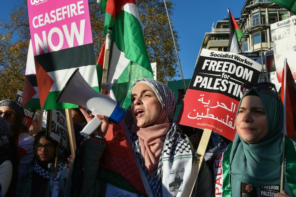 Zeci de mii de britanici au ieșit din nou în stradă, la Londra, în sprijinul palestinienilor | GALERIE FOTO - Imaginea 3