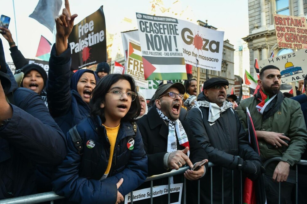 Zeci de mii de britanici au ieșit din nou în stradă, la Londra, în sprijinul palestinienilor | GALERIE FOTO - Imaginea 4