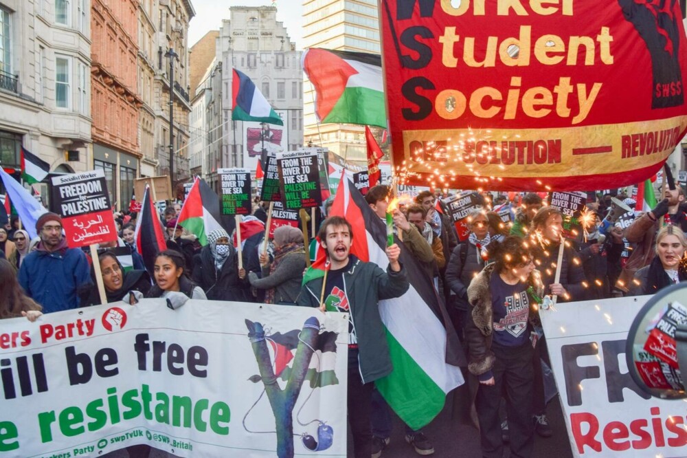 Zeci de mii de britanici au ieșit din nou în stradă, la Londra, în sprijinul palestinienilor | GALERIE FOTO - Imaginea 6