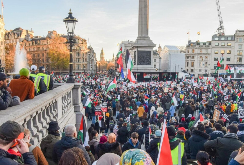 Zeci de mii de britanici au ieșit din nou în stradă, la Londra, în sprijinul palestinienilor | GALERIE FOTO - Imaginea 8