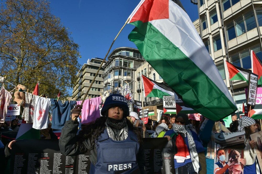 Zeci de mii de britanici au ieșit din nou în stradă, la Londra, în sprijinul palestinienilor | GALERIE FOTO - Imaginea 9