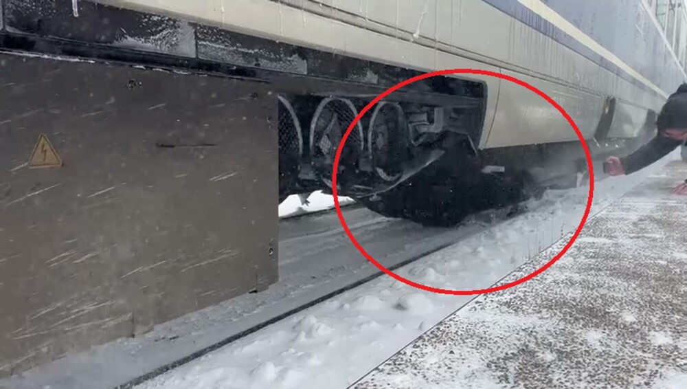 Două trenuri au lovit o mașină la Poiana Țapului. Autoturismul a fost proiectat de un tren în altul. Linia este blocată FOTO - Imaginea 1