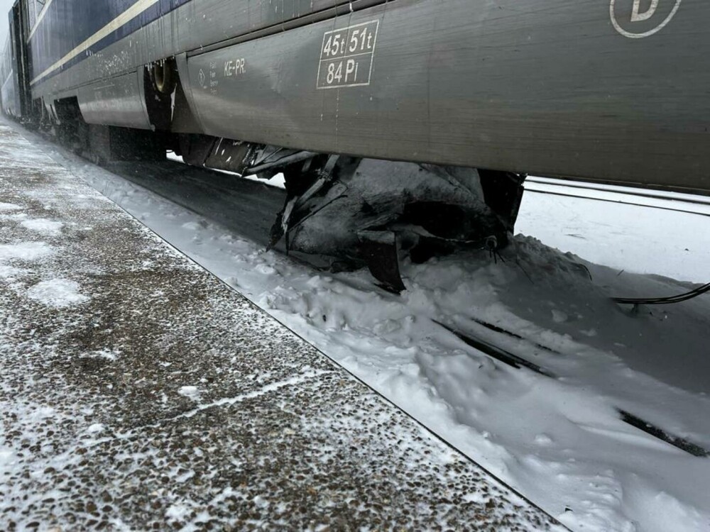 Două trenuri au lovit o mașină la Poiana Țapului. Autoturismul a fost proiectat de un tren în altul. Linia este blocată FOTO - Imaginea 2