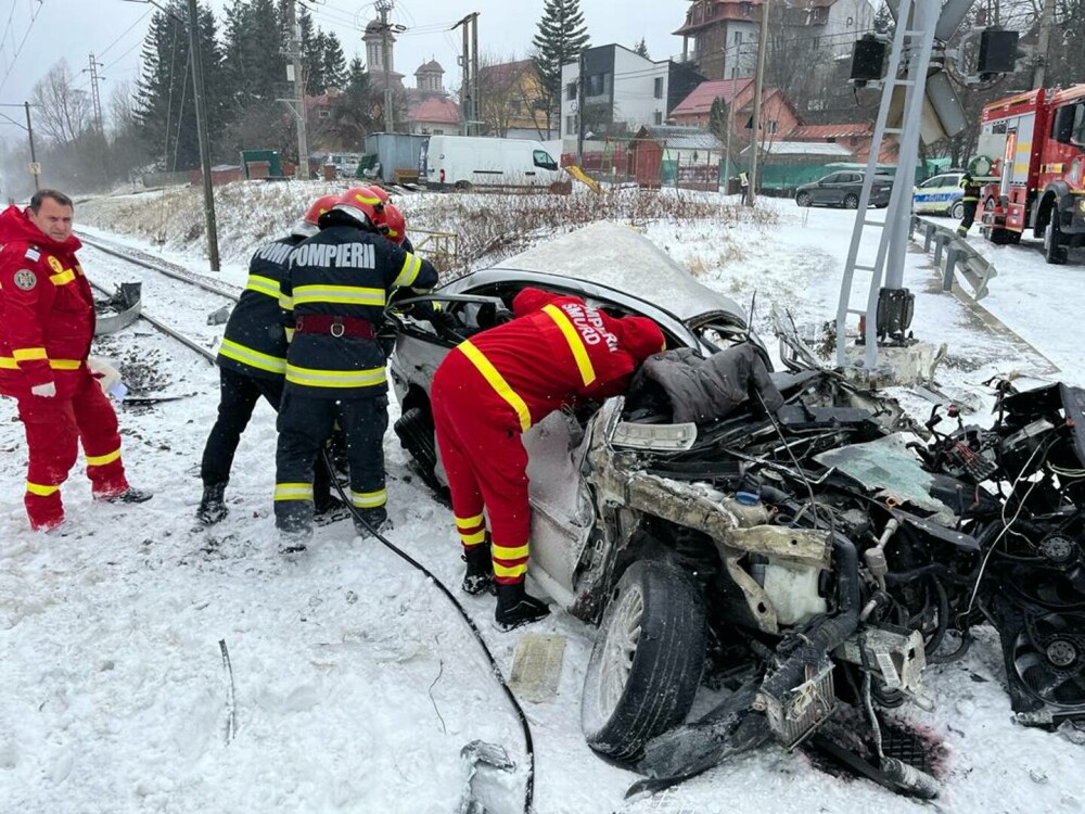 Două trenuri au lovit o mașină la Poiana Țapului. Autoturismul a fost proiectat de un tren în altul. Linia este blocată FOTO - Imaginea 8