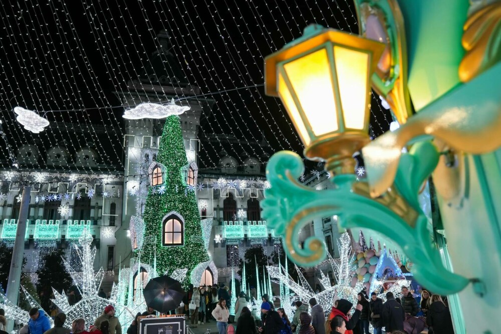 Bradul de Crăciun din Craiova a fost desemnat cel mai frumos din Europa în 2023. Cum arată „Bradul cu ferestre” - Imaginea 5