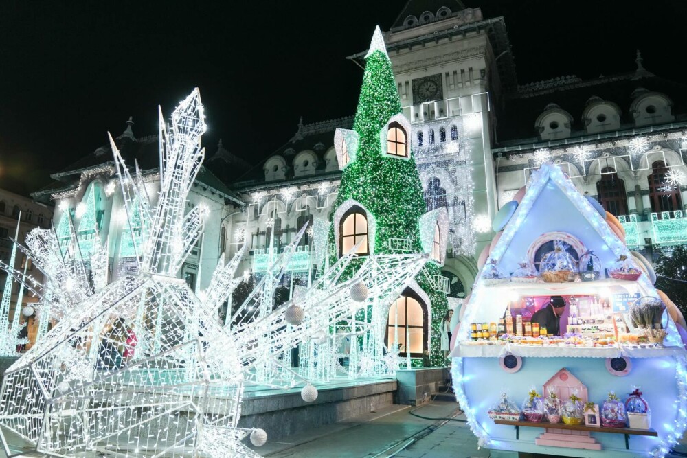 Bradul de Crăciun din Craiova a fost desemnat cel mai frumos din Europa în 2023. Cum arată „Bradul cu ferestre” - Imaginea 4