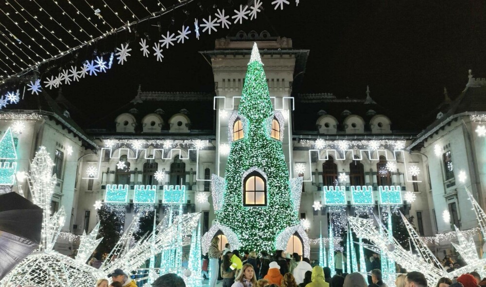 Bradul de Crăciun din Craiova a fost desemnat cel mai frumos din Europa în 2023. Cum arată „Bradul cu ferestre” - Imaginea 1