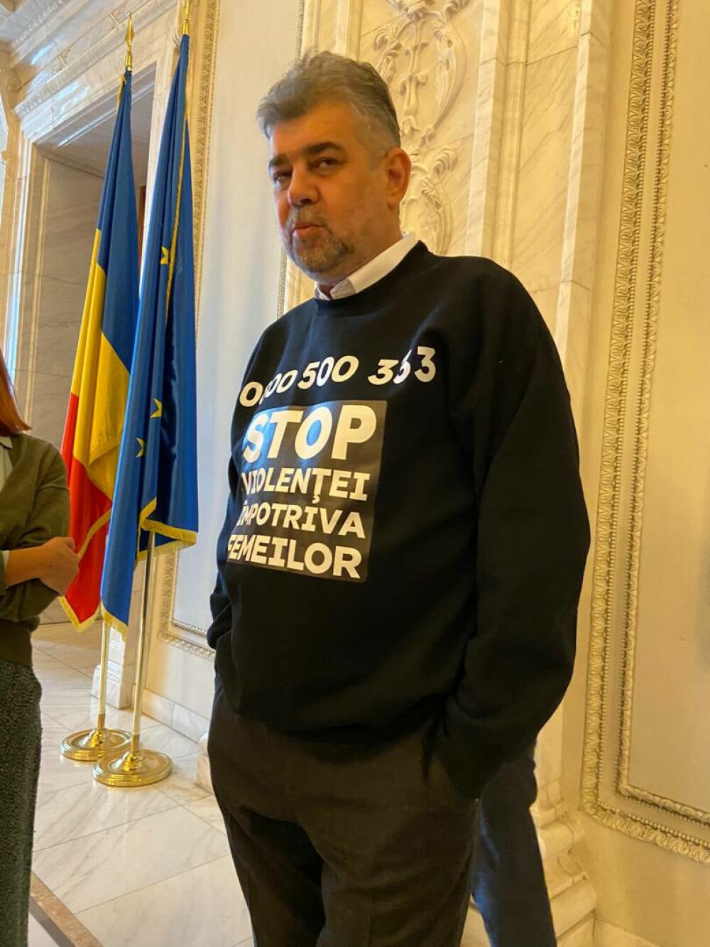 FOTO. Premierul Marcel Ciolacu a venit îmbrăcat cu un tricou la Parlament, pe care era scris un număr de telefon - Imaginea 1