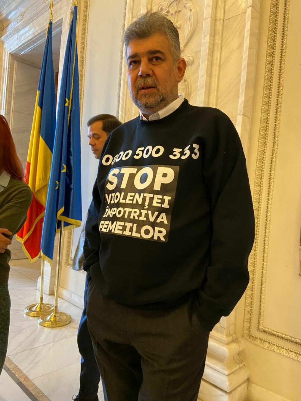 FOTO. Premierul Marcel Ciolacu a venit îmbrăcat cu un tricou la Parlament, pe care era scris un număr de telefon - Imaginea 2
