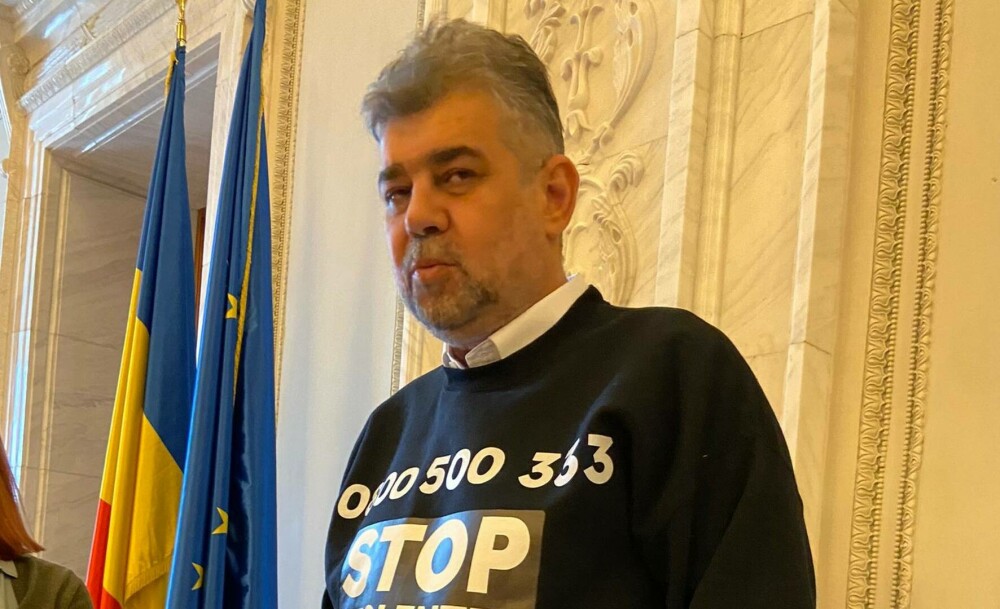 FOTO. Premierul Marcel Ciolacu a venit îmbrăcat cu un tricou la Parlament, pe care era scris un număr de telefon - Imaginea 3
