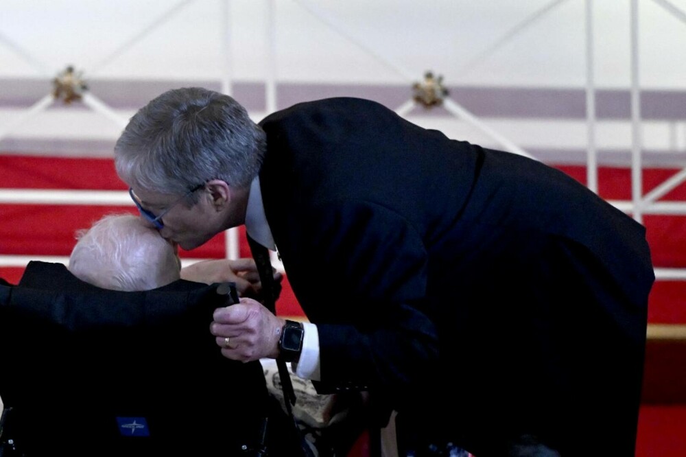 Jimmy Carter, în vârstă de 99 de ani, a mers la funeraliile soţiei sale. A fost adus într-un scaun cu rotile - Imaginea 1