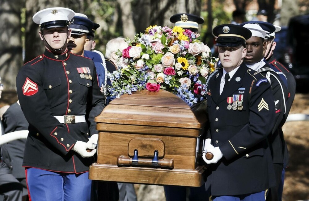Jimmy Carter, în vârstă de 99 de ani, a mers la funeraliile soţiei sale. A fost adus într-un scaun cu rotile - Imaginea 2