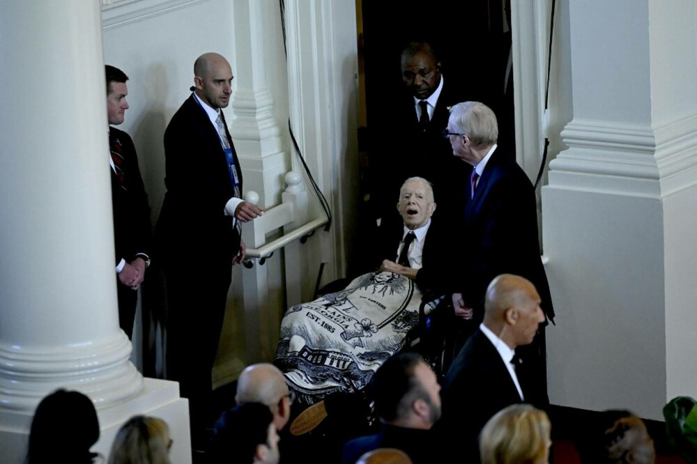 Jimmy Carter, în vârstă de 99 de ani, a mers la funeraliile soţiei sale. A fost adus într-un scaun cu rotile - Imaginea 4