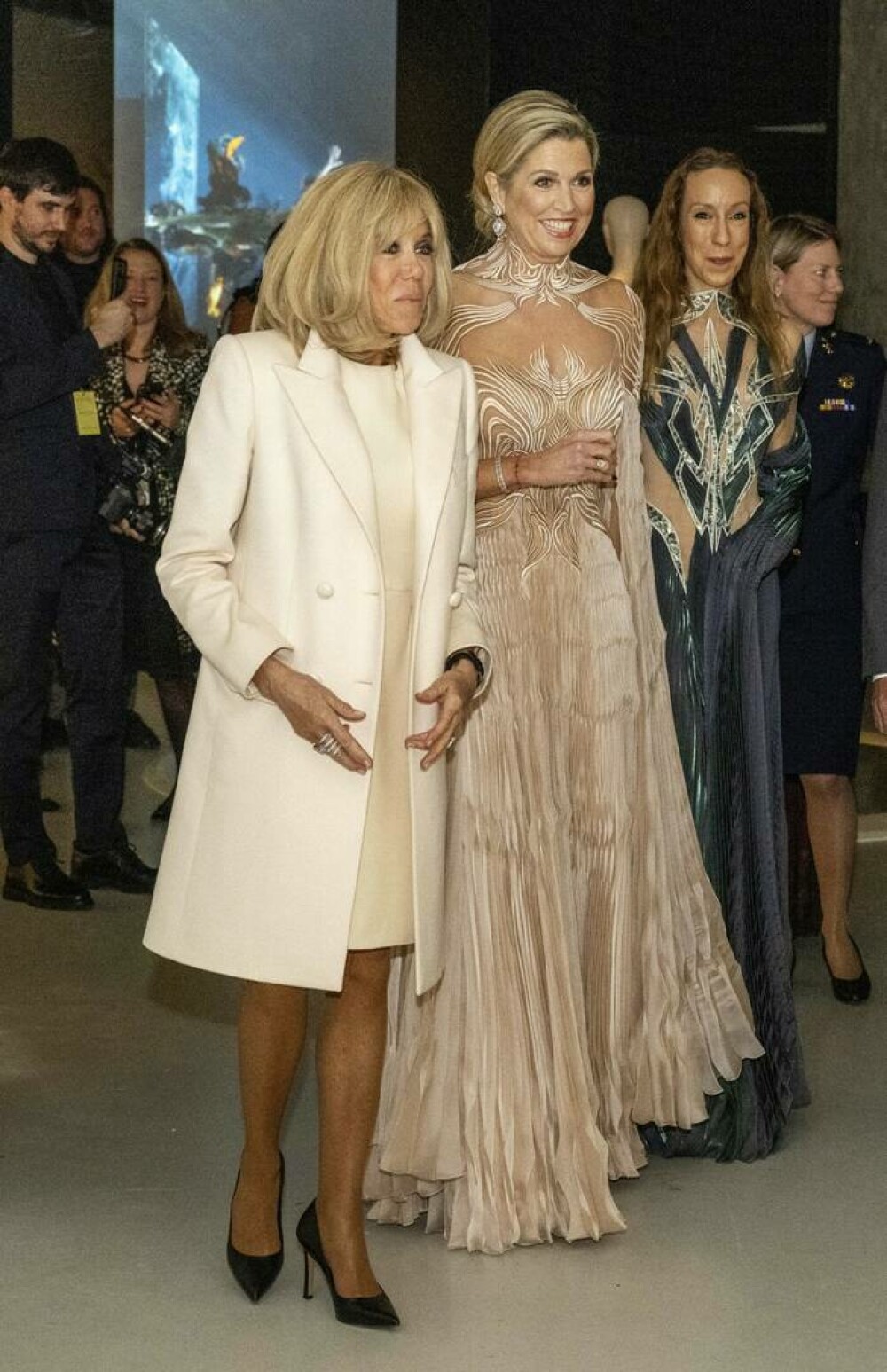 Apariție spectaculoasă a Reginei Maxima la un muzeu din Paris. Suverana Țărilor de Jos s-a întâlnit cu Brigitte Macron - Imaginea 1