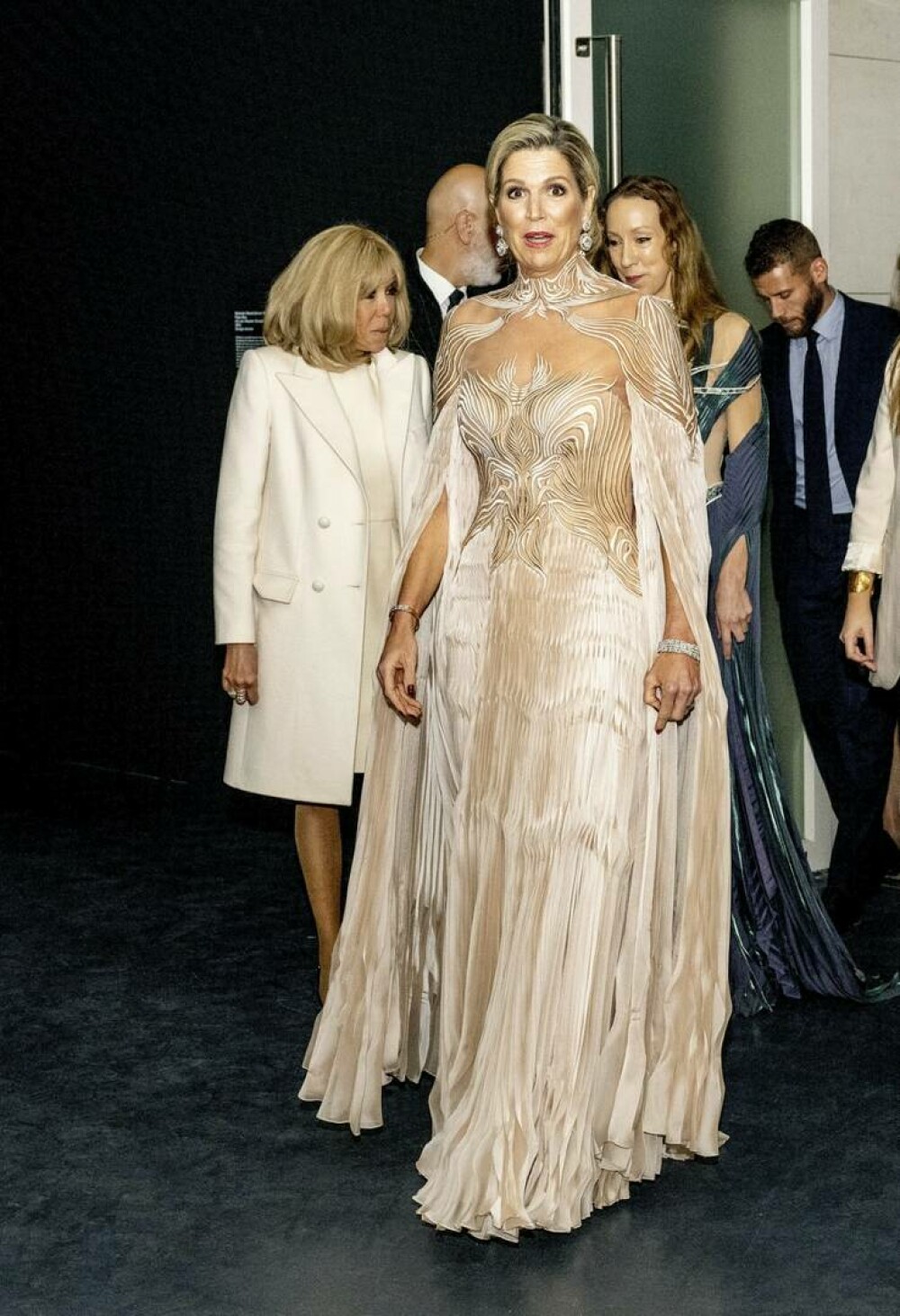 Apariție spectaculoasă a Reginei Maxima la un muzeu din Paris. Suverana Țărilor de Jos s-a întâlnit cu Brigitte Macron - Imaginea 2