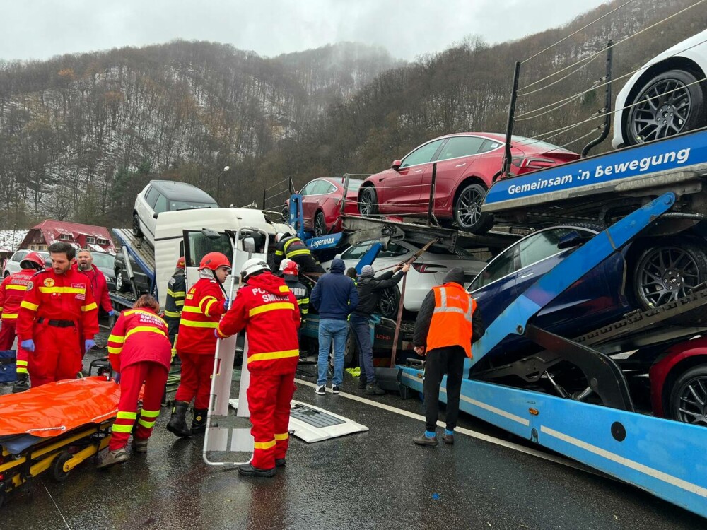 O platformă auto cu mașini Tesla a fost spulberată pe Valea Oltului de o alta, care transporta autoturisme second hand. FOTO - Imaginea 1