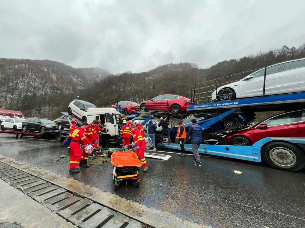 O platformă auto cu mașini Tesla a fost spulberată pe Valea Oltului de o alta, care transporta autoturisme second hand. FOTO - Imaginea 2