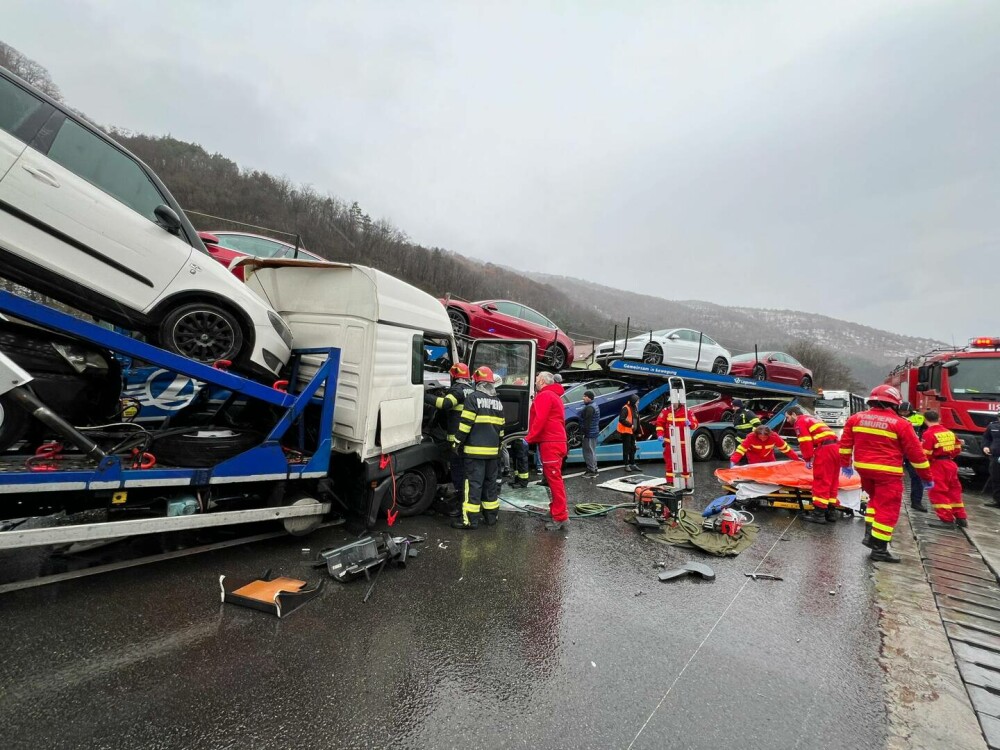 O platformă auto cu mașini Tesla a fost spulberată pe Valea Oltului de o alta, care transporta autoturisme second hand. FOTO - Imaginea 3