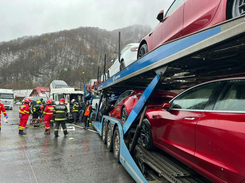 O platformă auto cu mașini Tesla a fost spulberată pe Valea Oltului de o alta, care transporta autoturisme second hand. FOTO - Imaginea 4