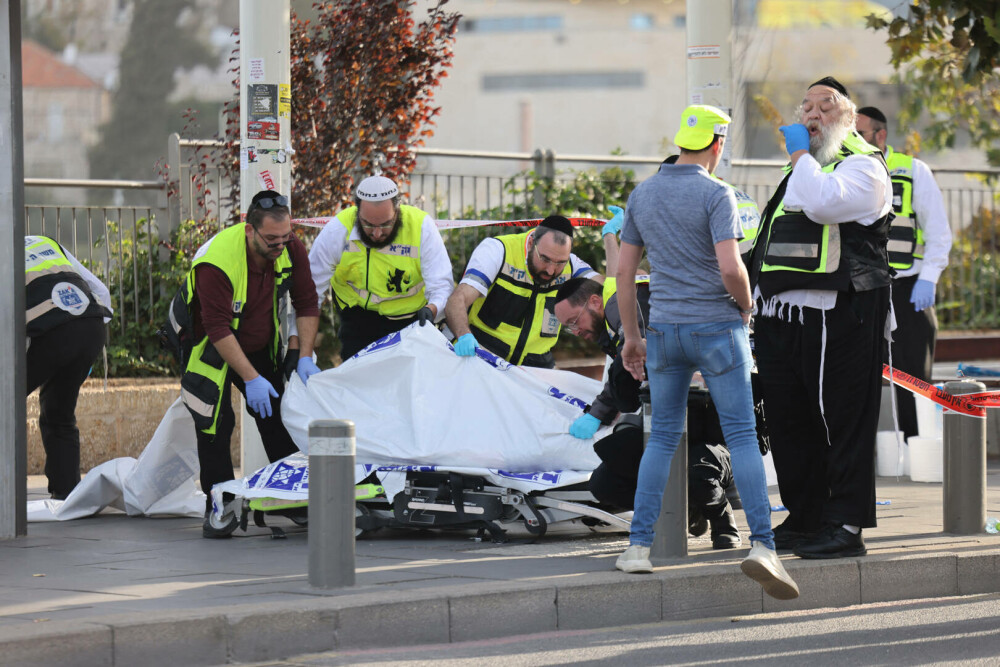 VIDEO șocant cu atacul terorist din Israel. Bilanțul a ajuns la 3 morți și 11 răniți. Teroriștii au fost uciși imediat - Imaginea 5