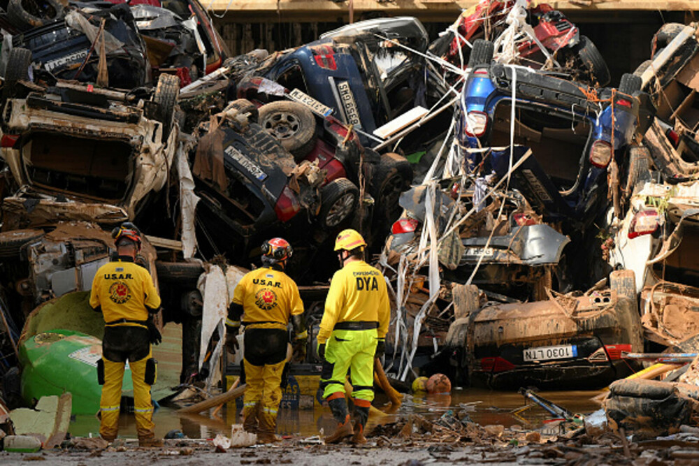 205 oameni au murit în furtuna din Spania, 202 doar în regiunea Valencia. Pompierii scot combustibil din mașinile abandonate - Imaginea 22