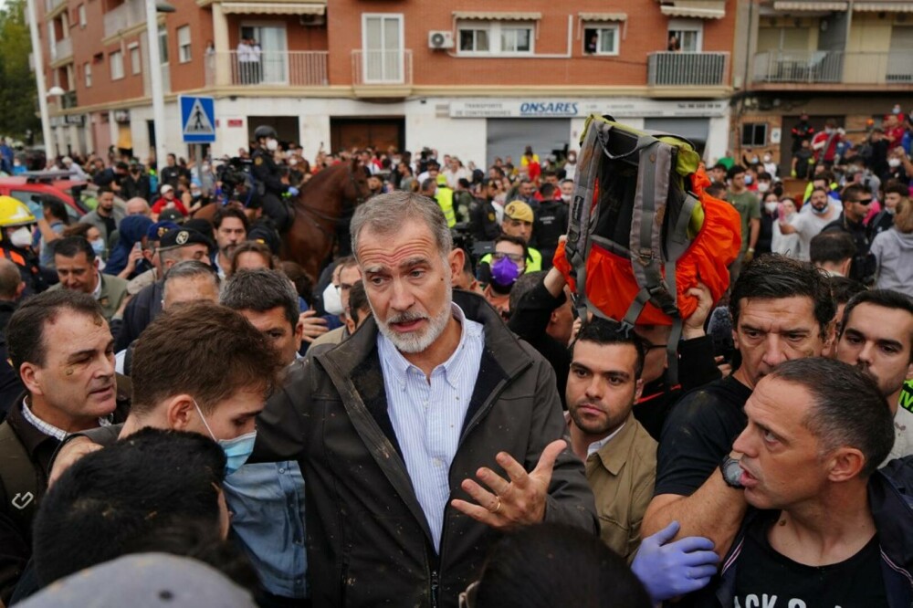 Regele Felipe al VI-lea și soția sa, regina Letizia, atacați cu noroi în regiunea Valencia. „Asasinilor!” | FOTO & VIDEO - Imaginea 1