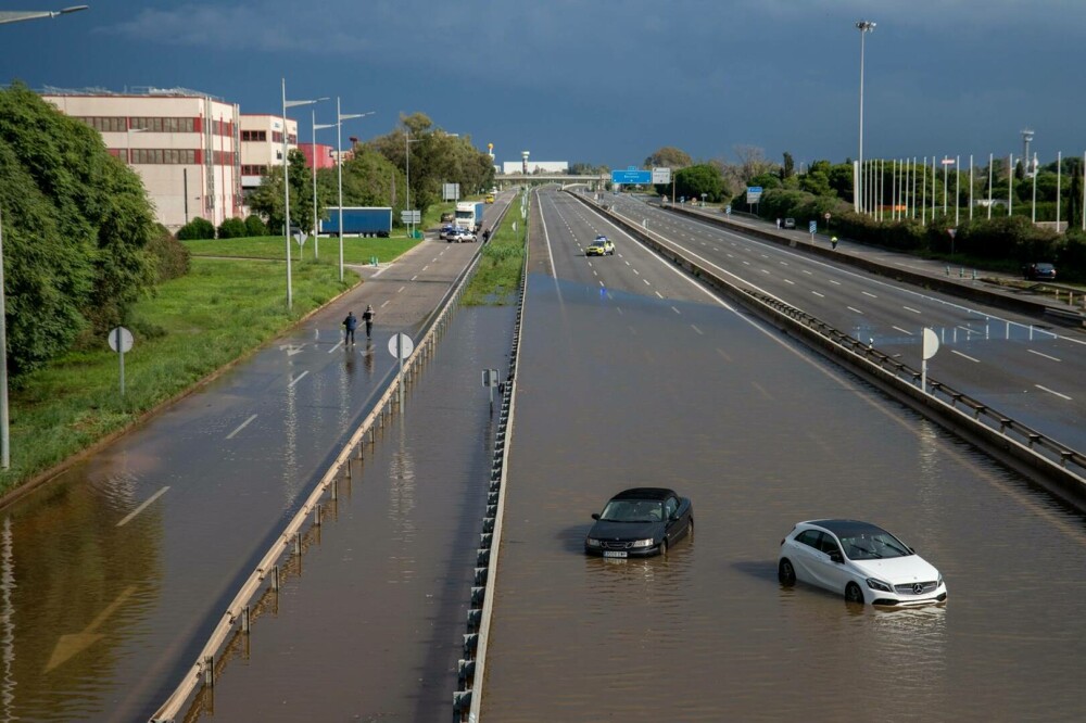 Barcelona e afectată de ploi torenţiale, aeroportul parţial inundat. ”Criza meteorologică” în Valencia s-a încheiat. VIDEO - Imaginea 3