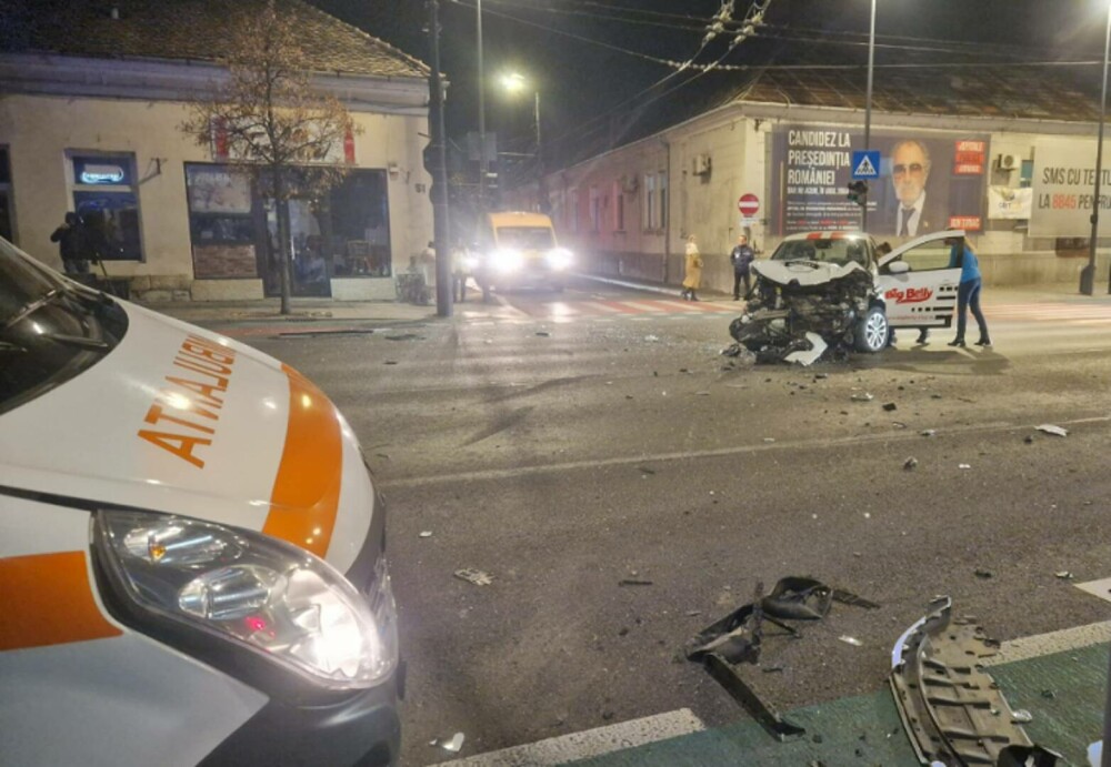 Accident între o ambulanţă, un autobuz şi un autoturism în Cluj-Napoca. Două persoane au fost rănite | FOTO - Imaginea 2