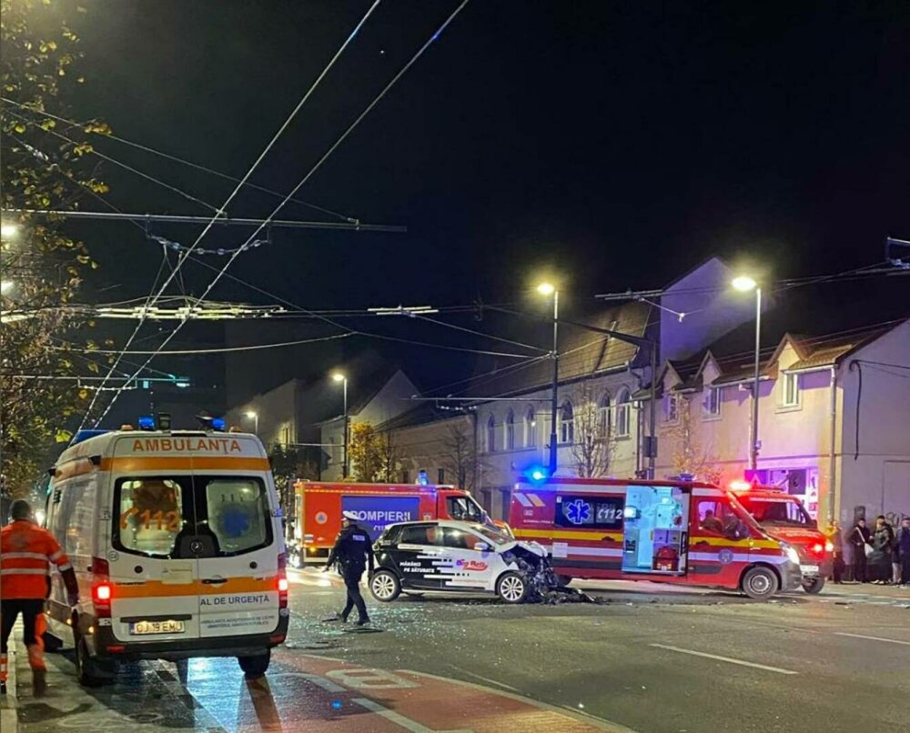 Accident între o ambulanţă, un autobuz şi un autoturism în Cluj-Napoca. Două persoane au fost rănite | FOTO - Imaginea 1